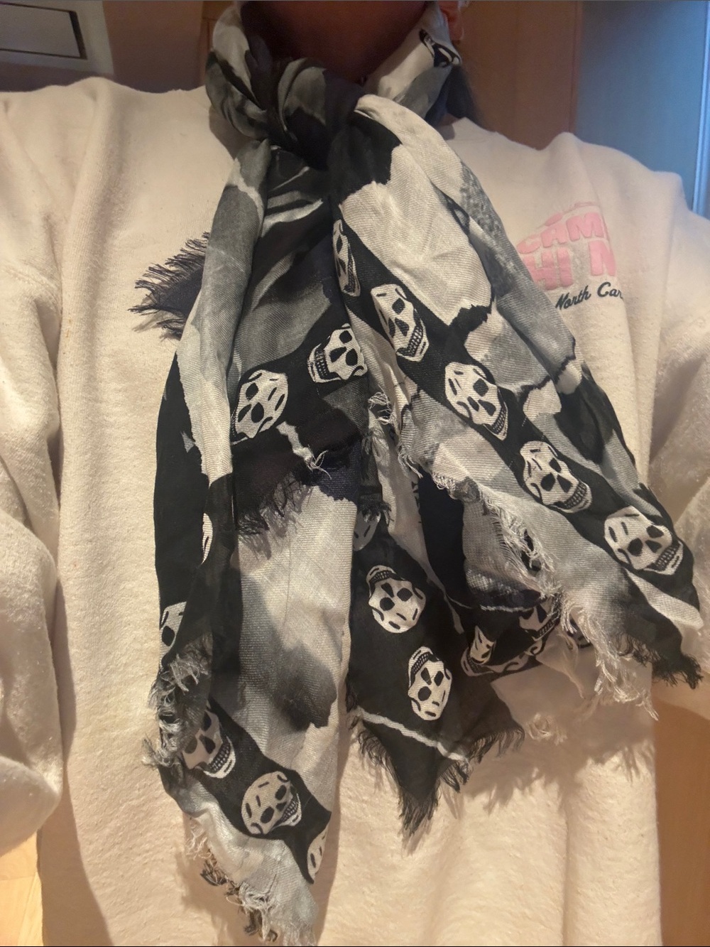 Alexander McQueen Black and White Skull Rose Throw - Picture 4 of 5